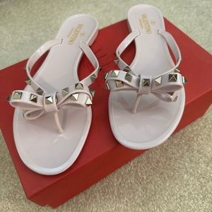 VALENTINO GARAVANI
Rockstud PVC Flat Thong Sandals